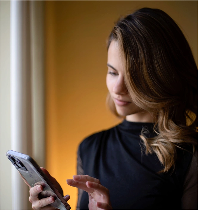 Tóth-Horgosi Eszter telefonnal